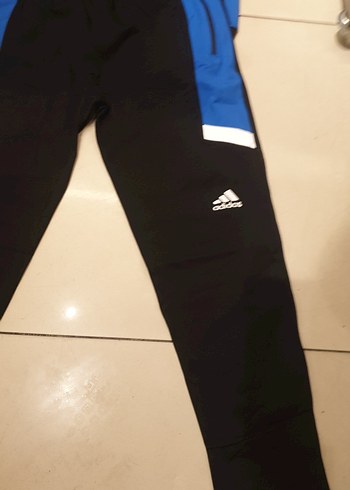 l Beden mavi Renk ADİDAS EŞOFMAN TAKIMI ORJİNAL DIR.