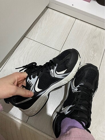 Siyah spor ayakkabı