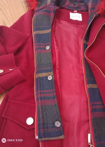 Kapüşonlu kırmızı kısa kaban - Görsel 3