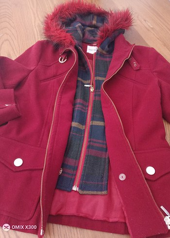 Kapüşonlu kırmızı kısa kaban - Görsel 2