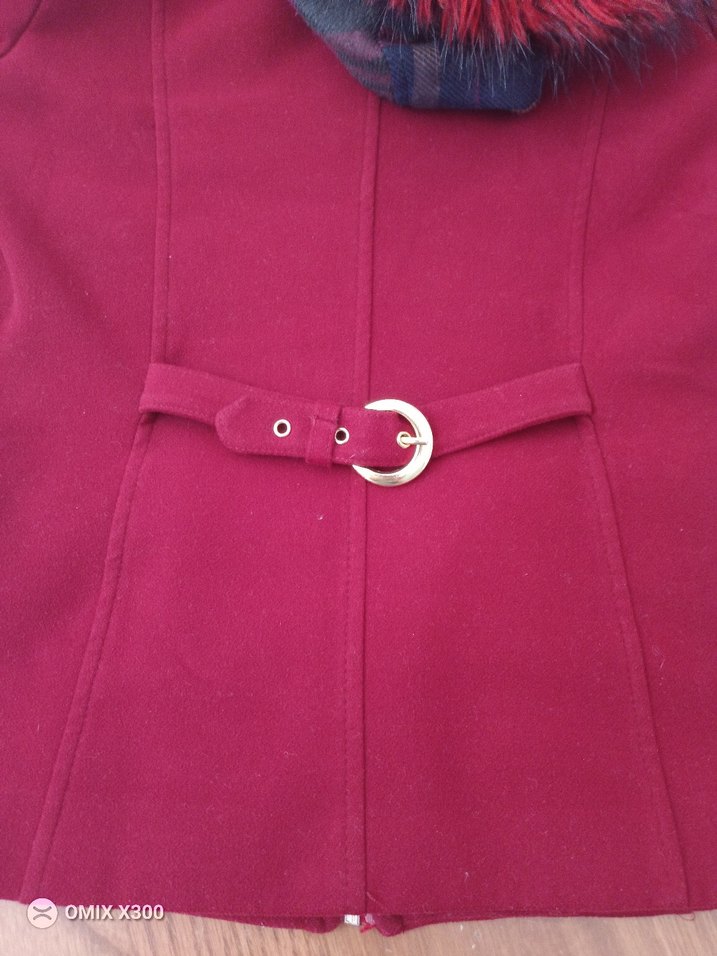 Kapüşonlu kırmızı kısa kaban - Görsel 4