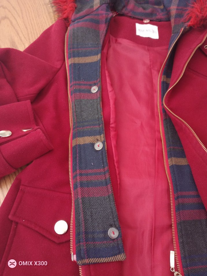 Kapüşonlu kırmızı kısa kaban - Görsel 3