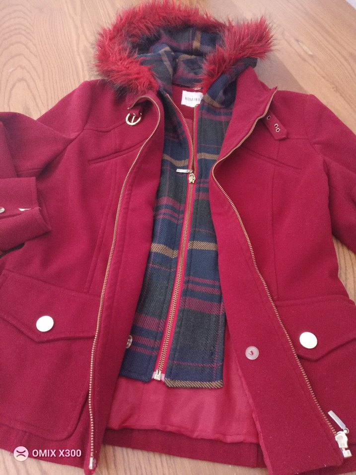 Kapüşonlu kırmızı kısa kaban - Görsel 2