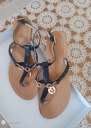 Zincir Detaylı Deri Kadın Sandalet