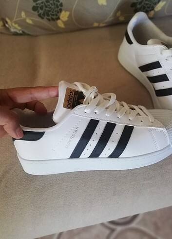 Yeni beyaz Adidas ayakkabı 