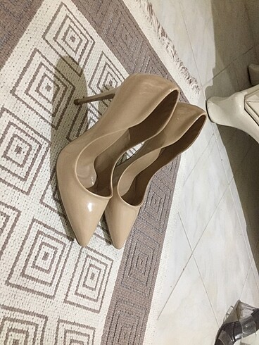 Nude parlak stiletto