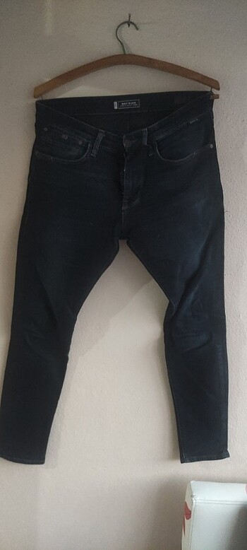 Süper skinny fit. Koyu lacivert ve likralıdır.