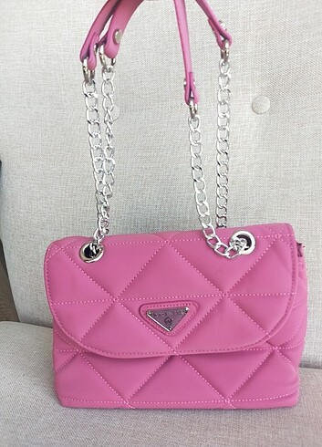 Pembe çanta