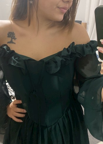 Omuzları Açık Volanlı Yeşil Mini Elbise - Görsel 3