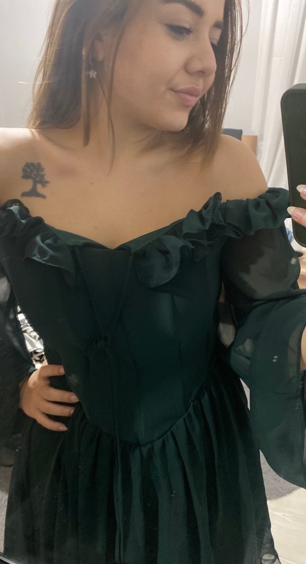 Omuzları Açık Volanlı Yeşil Mini Elbise - Görsel 3