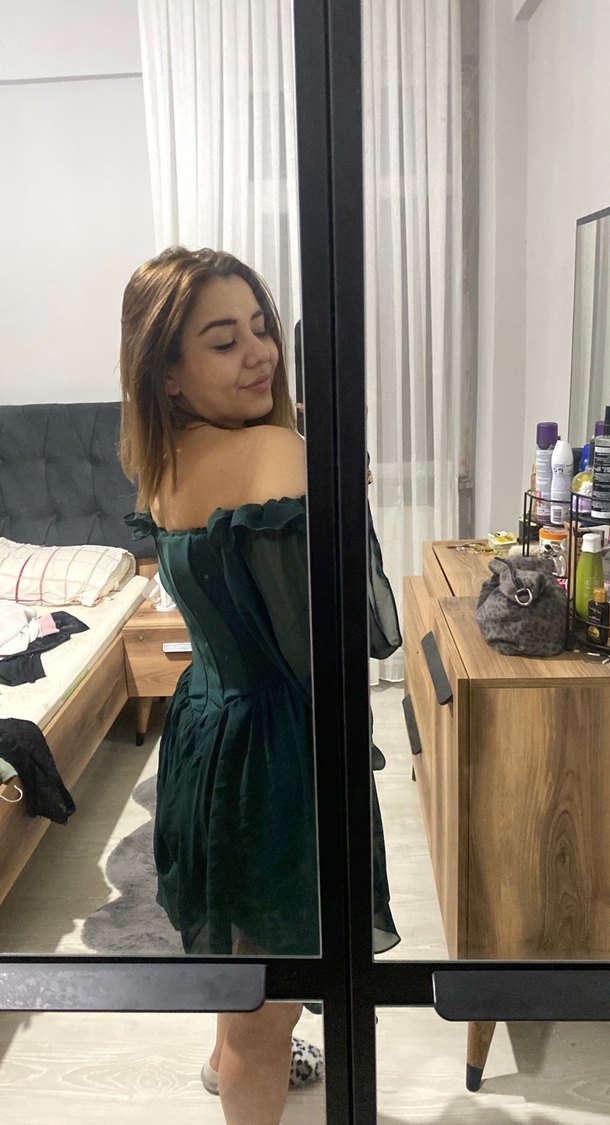 Omuzları Açık Volanlı Yeşil Mini Elbise - Görsel 5