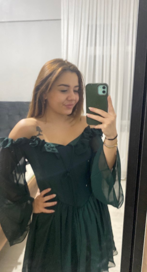 Omuzları Açık Volanlı Yeşil Mini Elbise - Görsel 2