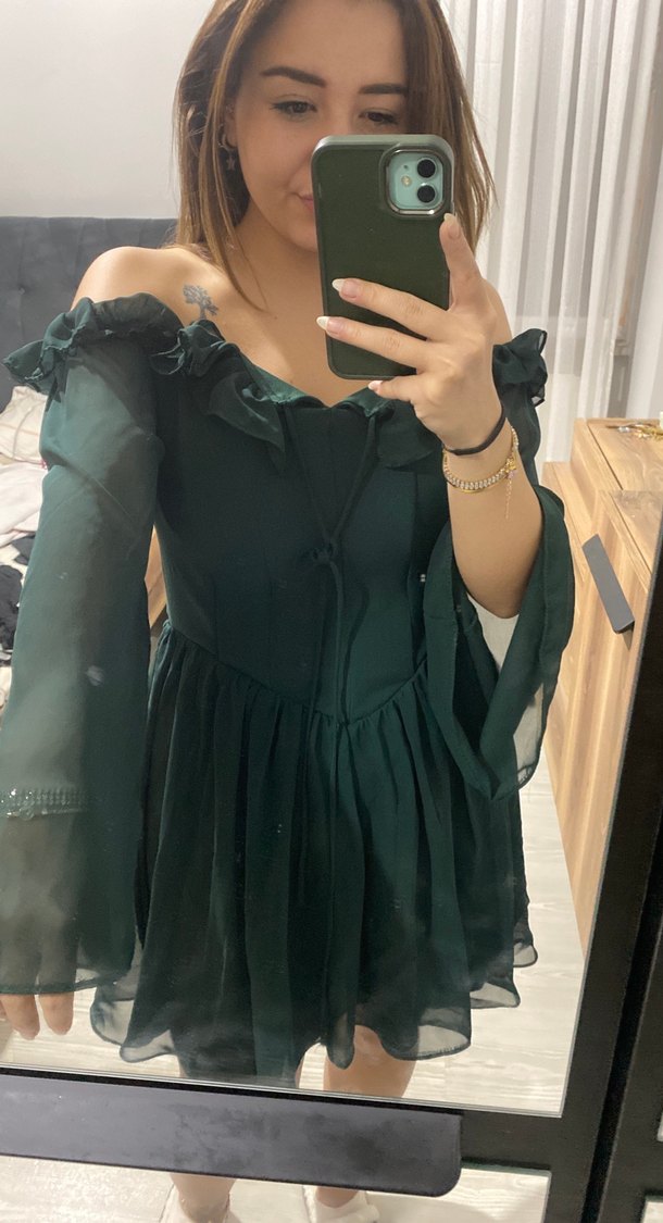 Omuzları Açık Volanlı Yeşil Mini Elbise - Görsel 4