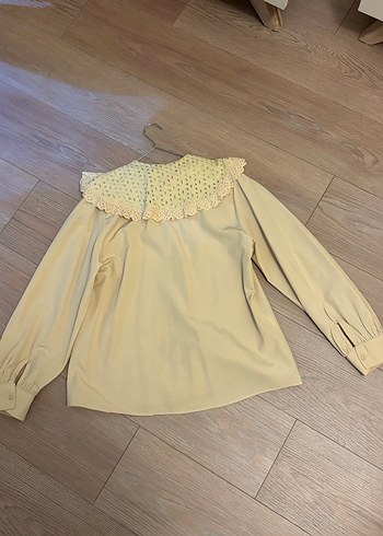 Bej yakası nakışlı kadın gömlek - Görsel 2