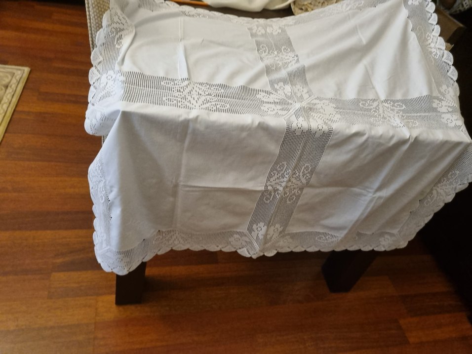 İşlemeli Beyaz Gri Masa Örtüsü - Görsel 2