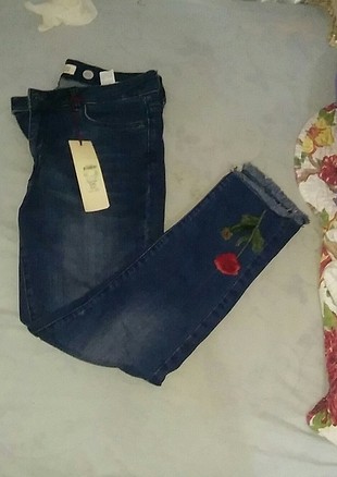 koton cicek işlemeli bilek boy pantolon