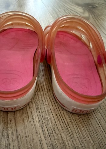 25 Beden Kız Çocuk Pembe Tokalı Terlik sandalet