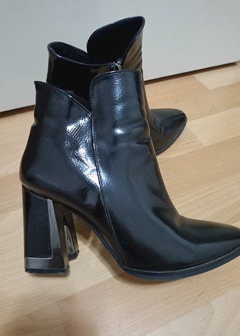 Tokalı Siyah Deri Kadın Bot - Görsel 2