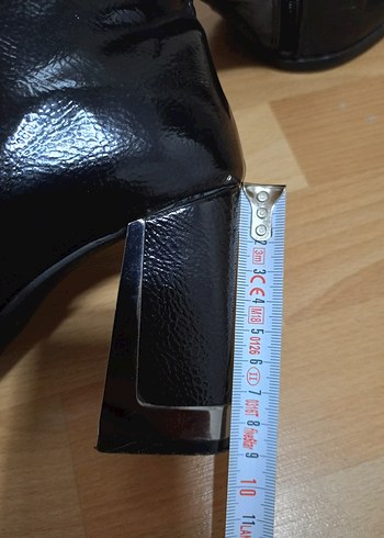 Tokalı Siyah Deri Kadın Bot - Görsel 5