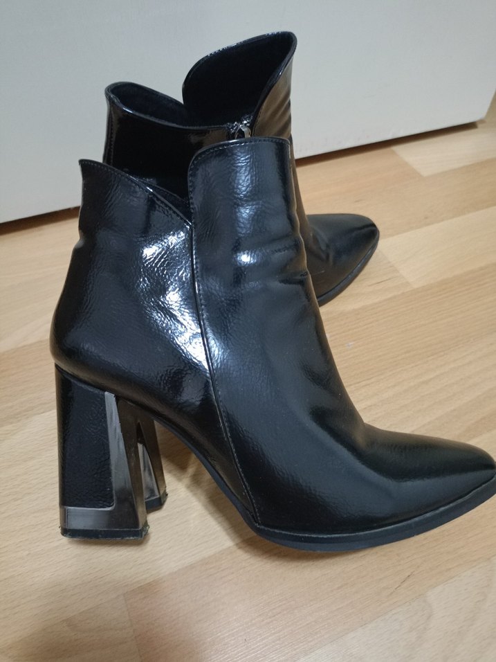 Tokalı Siyah Deri Kadın Bot - Görsel 2