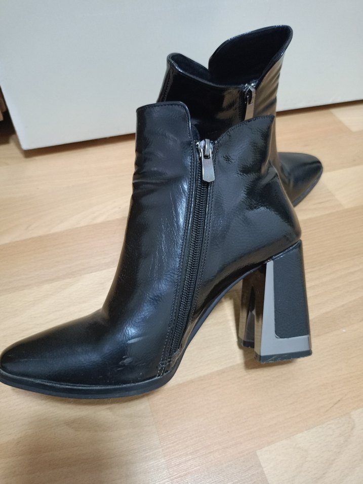 Tokalı Siyah Deri Kadın Bot - Görsel 3