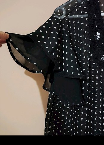 Siyah Nakışlı V Yaka Kısa Kollu tül Bluz - Görsel 2