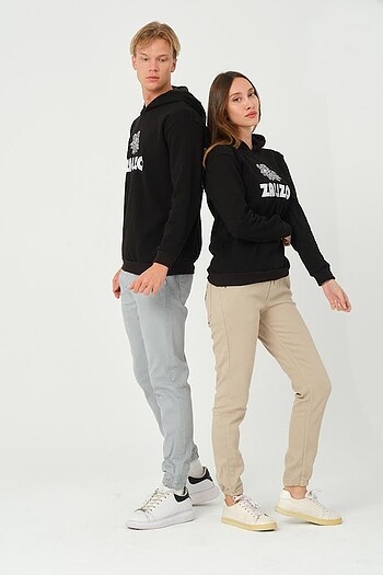 Kapüşonlu siyah sweatshirt nakışlı