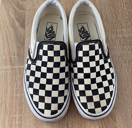 Damalı vans