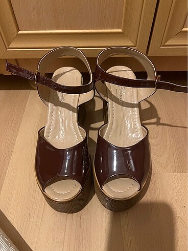 Bordo Kalın Tabanlı Sandalet