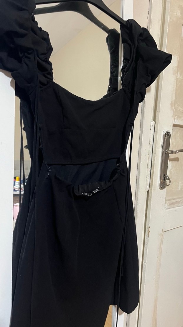Zara sırt dekolteli siyah balon kollu elbise - Görsel 5