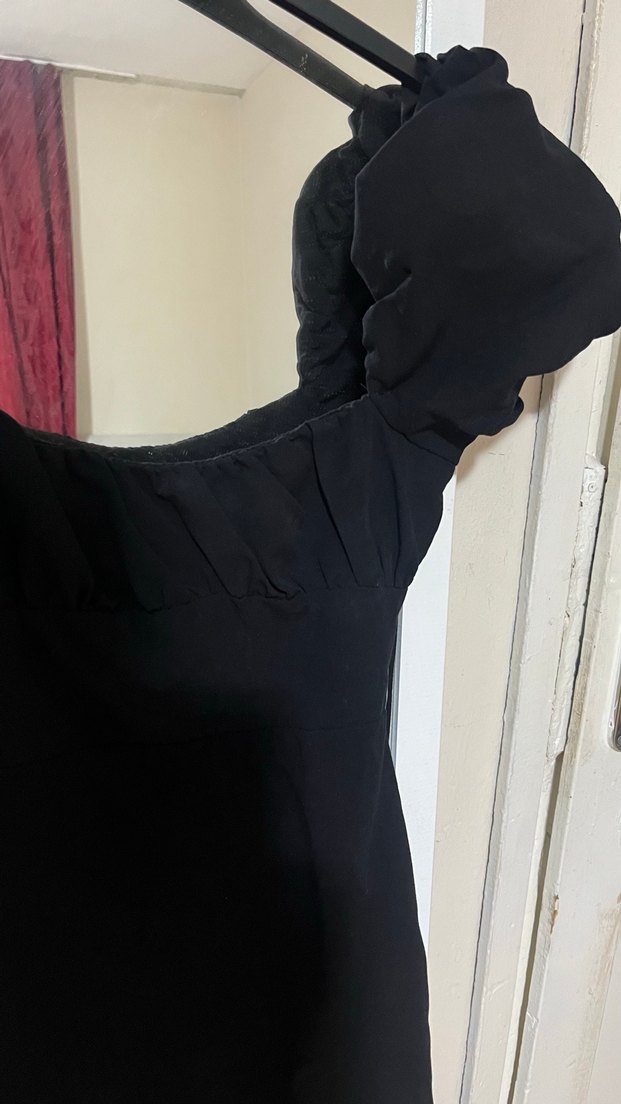 Zara sırt dekolteli siyah balon kollu elbise - Görsel 2