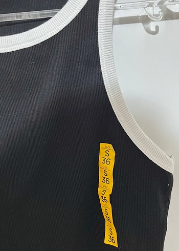 s Beden Siyah Beyaz Sıfır Kol Crop Top pullandbear