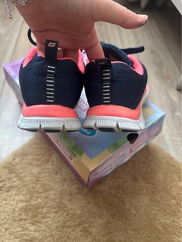 Skechers Herhangi bir yırtık sökük yoktur