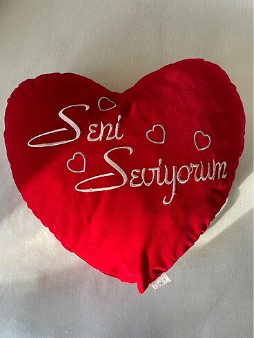 Seni Seviyorum Yazılı Kalpli Peluş Yastık