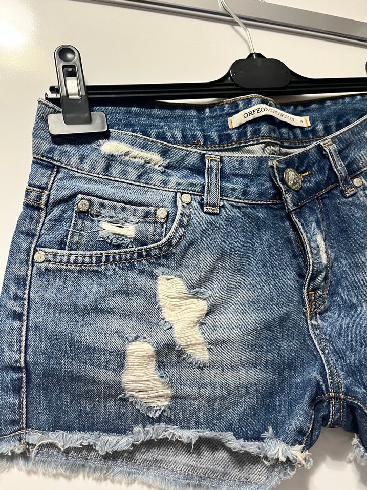 Kadın Koyu Mavi Yırtık Mini Denim Şort - Görsel 3