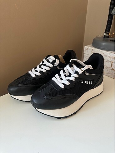 GUESS sneaker