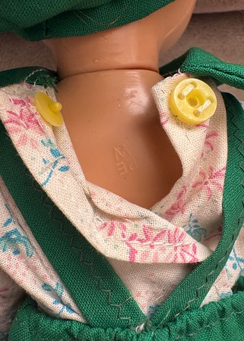 Yeşil tulumlu oyuncak bebek - Görsel 4