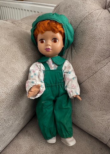 Yeşil tulumlu oyuncak bebek - Görsel 2