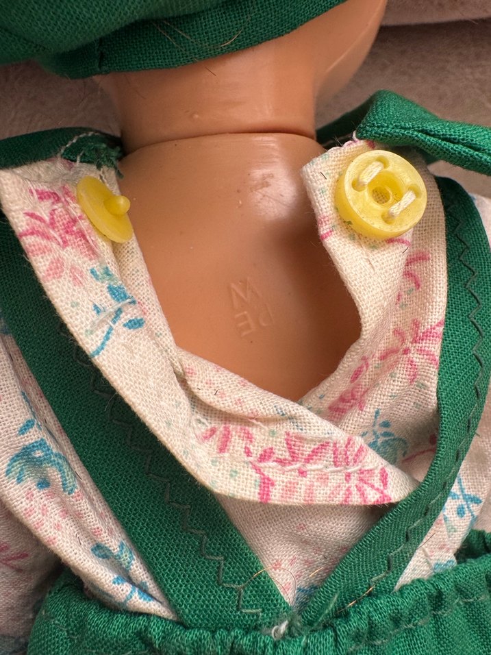 Yeşil tulumlu oyuncak bebek - Görsel 4