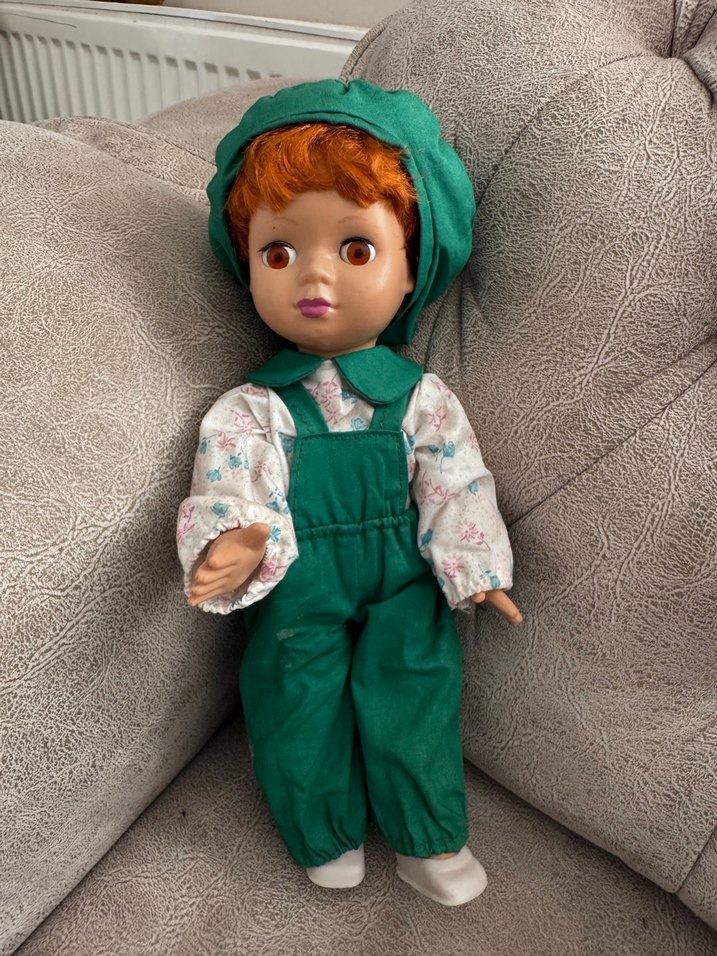 Yeşil tulumlu oyuncak bebek - Görsel 2