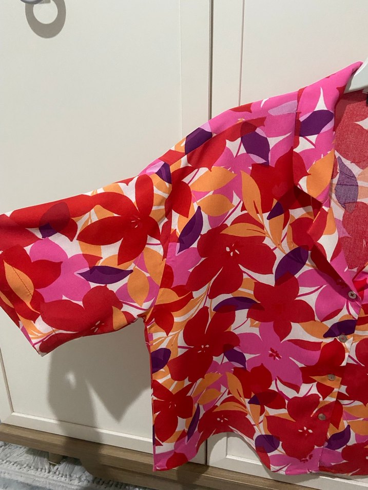 Renkli Desenli Düğmeli Kısa Kollu Kadın Gömlek - Görsel 3