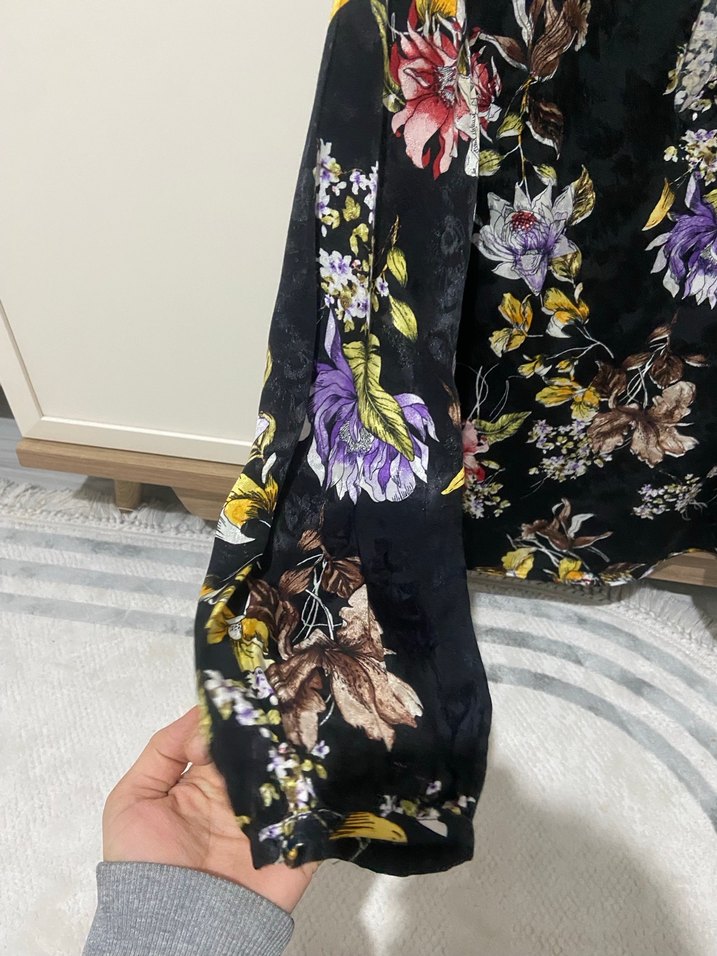 Çiçek Desenli V Yakalı Uzun Kollu Bluz - Görsel 3