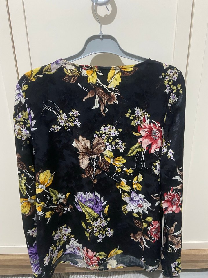 Çiçek Desenli V Yakalı Uzun Kollu Bluz - Görsel 5