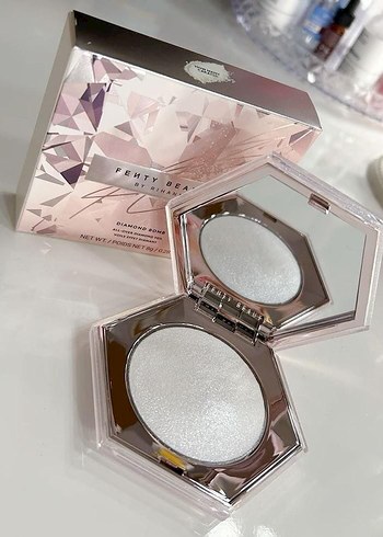 Beden Fenty Beauty Parlak Aydınlatıcı Pudra