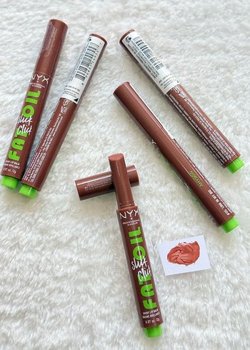 NYX Far Out Gloss - Koyu Bej Renkli - Görsel 2