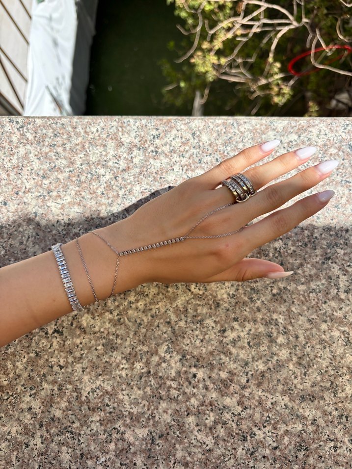 Zincir Detaylı Beyaz Yılan Desenli Kadın El Zinciri - Görsel 2