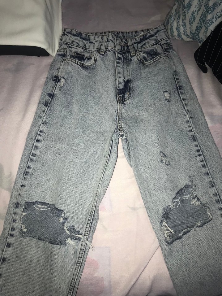 Gri Bol Kesim Yırtık Kot Pantolon - Görsel 2