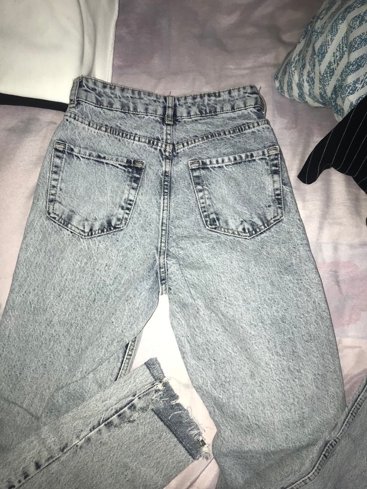 Gri Bol Kesim Yırtık Kot Pantolon - Görsel 3