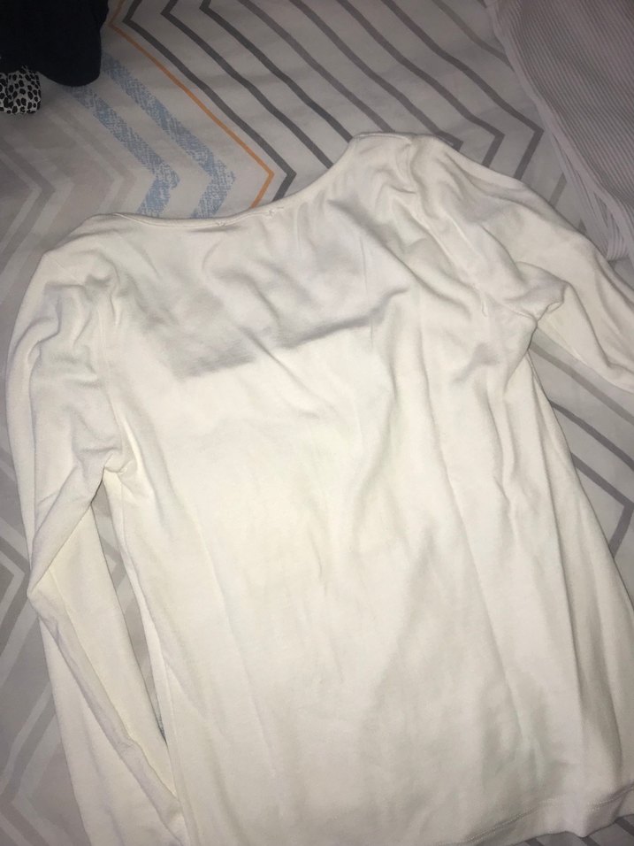 Kadın Beyaz Uzun Kollu Parmak Geçirmeli V Yaka Bluz - Görsel 4