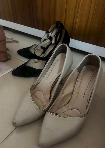 Beyaz Tokalı Stiletto Kadın Ayakkabı